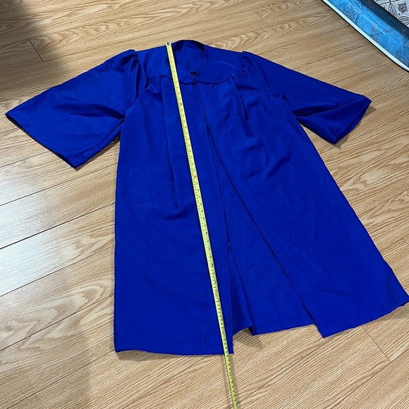 Graduation gown - Picture 3 of 3